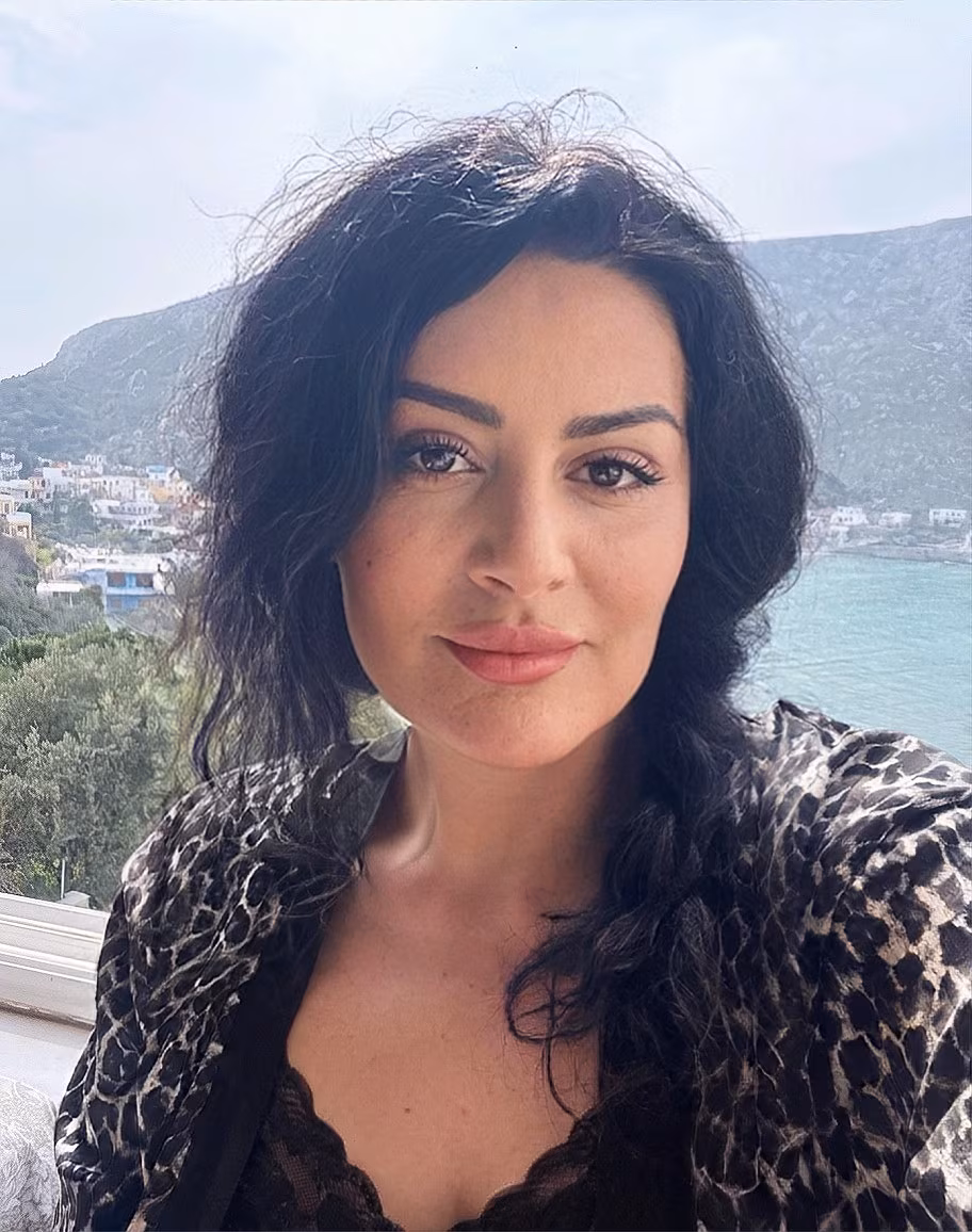 Marta 47 Athens Greece Je cherche l'amour pour former un vrai couple