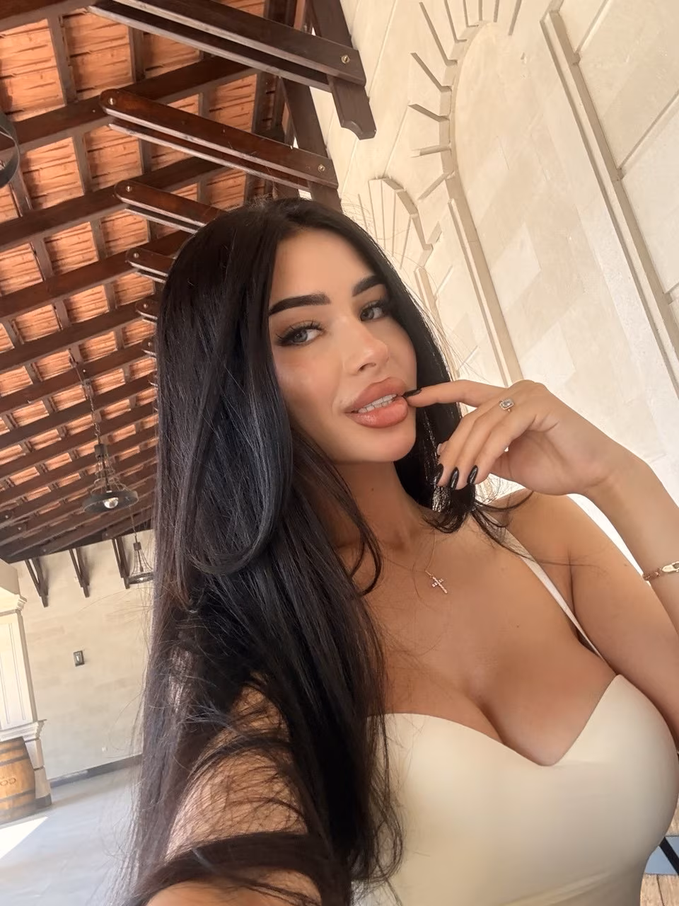 Daniela 24 Bucharest Romania Prête à m investir dans une relation de couple