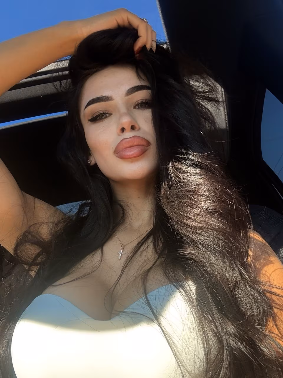 Daniela 24 Bucharest Romania Prête à m investir dans une relation de couple