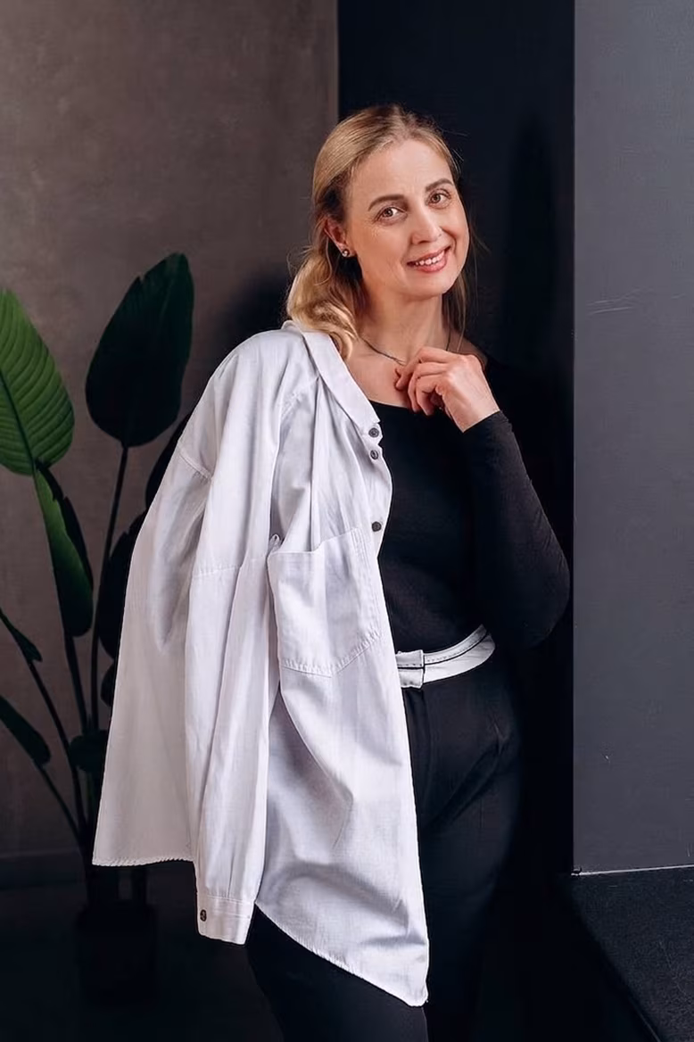 Ulyana 49 Kyiv  Ukraine Je cherche un homme pour un couple sincère